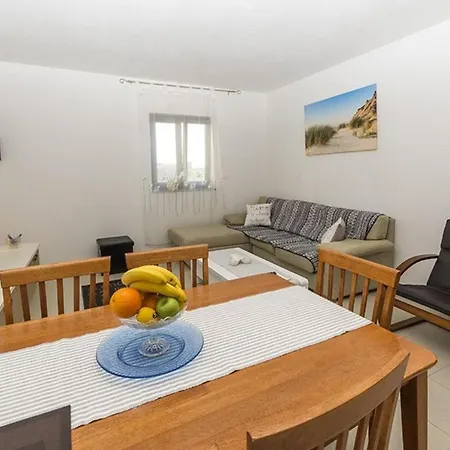 Apartamento 2 Bedroom Holiday Šišan
